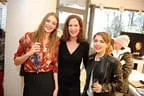 Model Hannah Sioda, Goldschmiedemeisterin Margarethe Klinger und Ava Celik